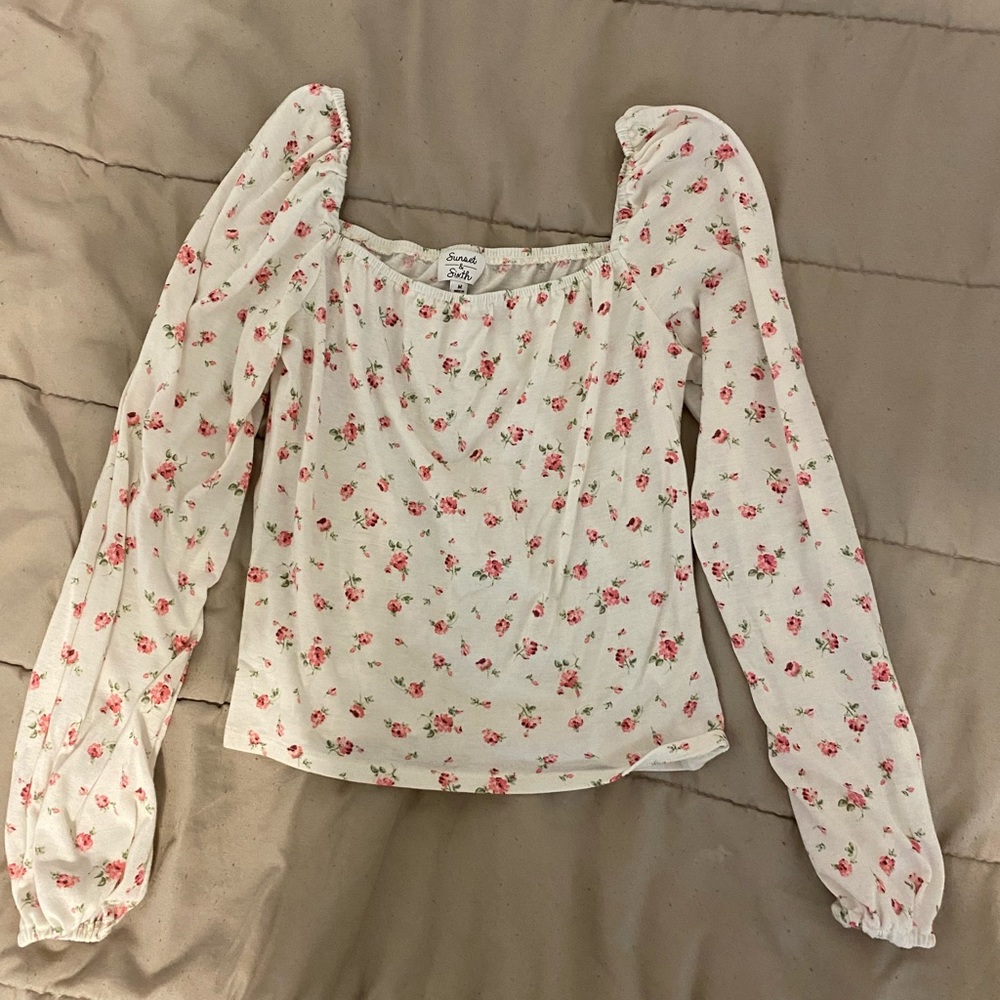 Medium tight fitting long sleeve shirt with puff in sleeves